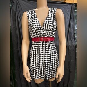 Black and White Sleeveless V-Neck Sheath Top